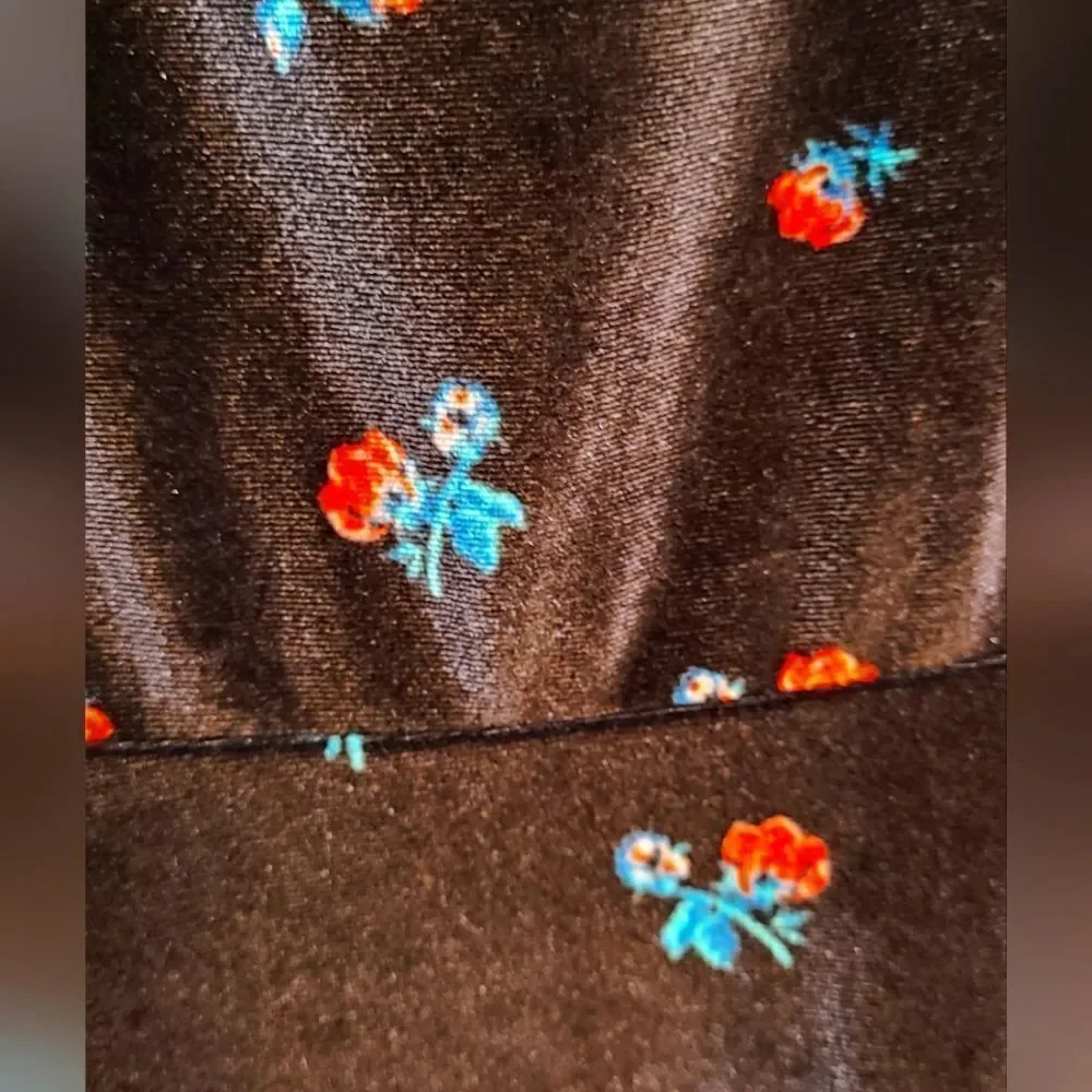 SO Dress Black Velvet Plush‎ With Red Roses Long Sleeved Girls Size 8 M